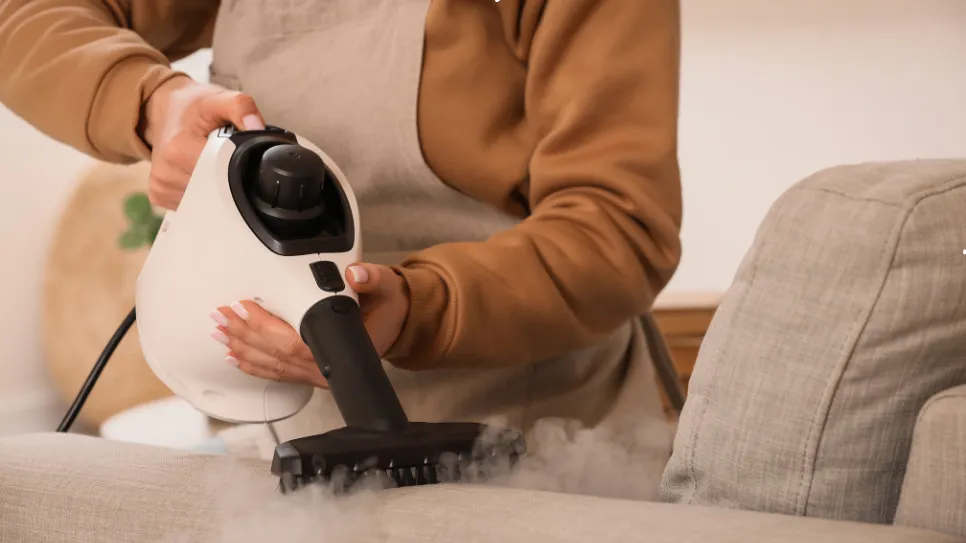 Nettoyage à la vapeur d’un canapé pour un entretien en profondeur.