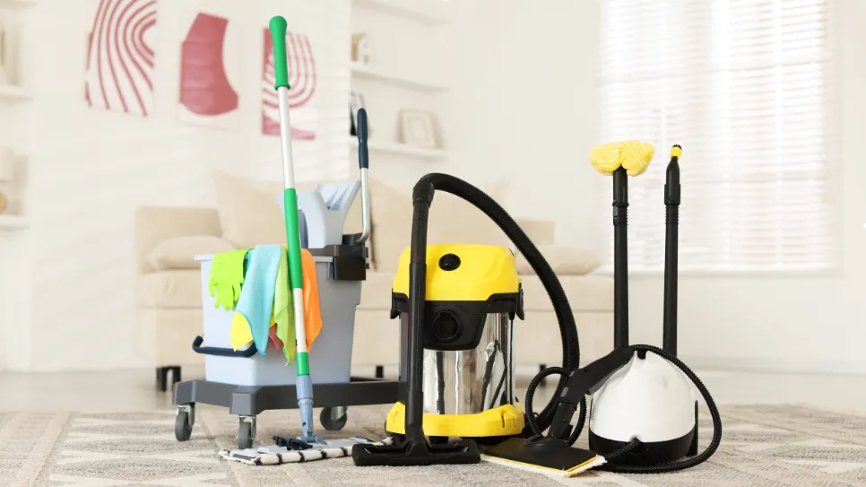 Équipement de nettoyage pour l’entretien d’une maison avec aspirateur et accessoires.