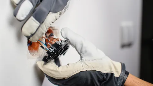 Remplacement d’une prise électrique murale par un électricien