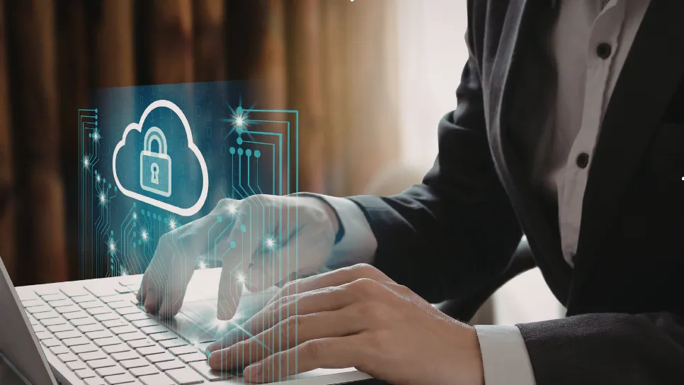 Protection des données en ligne avec sécurité cloud sur ordinateur portable.